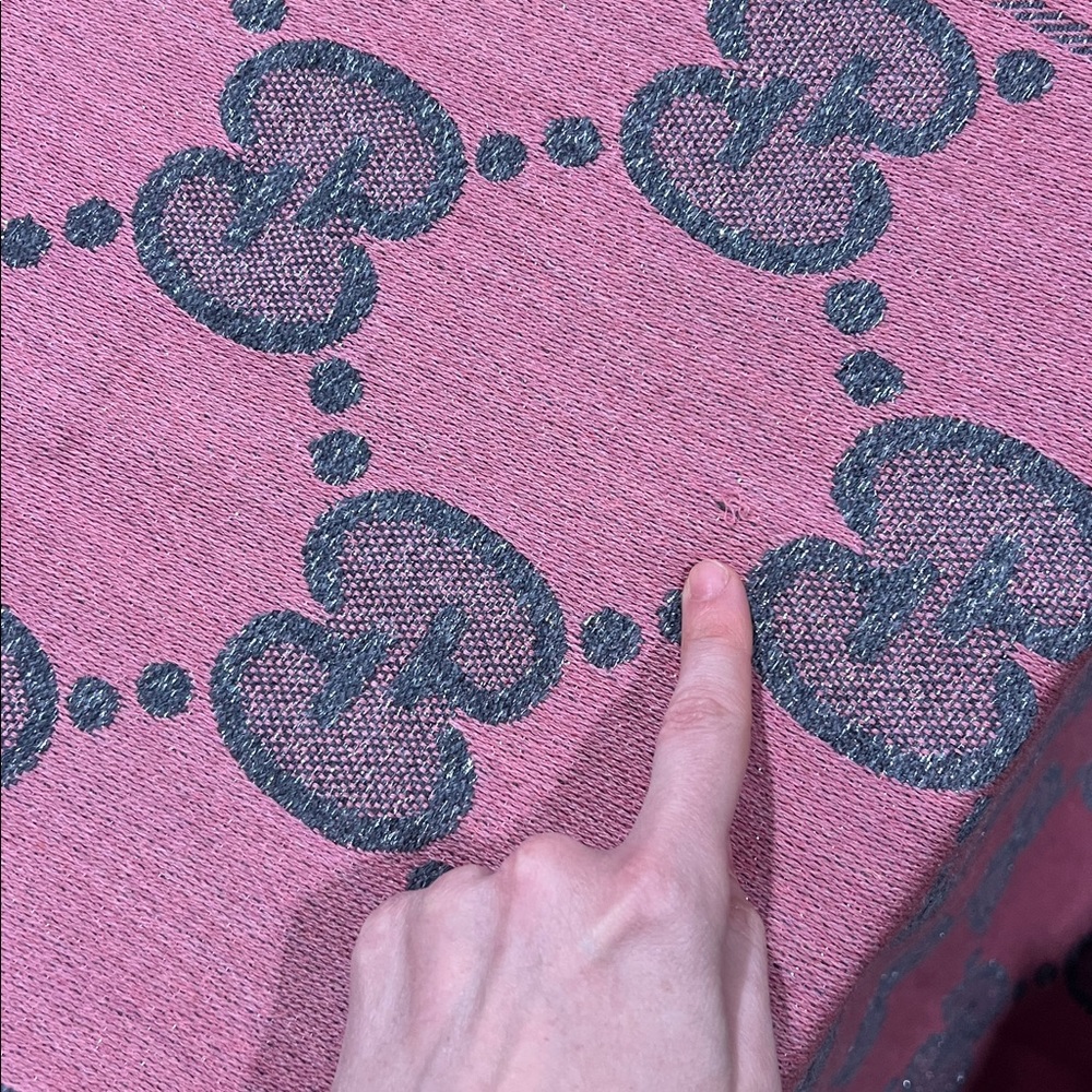 Gently used GUCCI lady nest GG jacquard wool blend scarf pink and grey sparkly - Picture 10 of 12